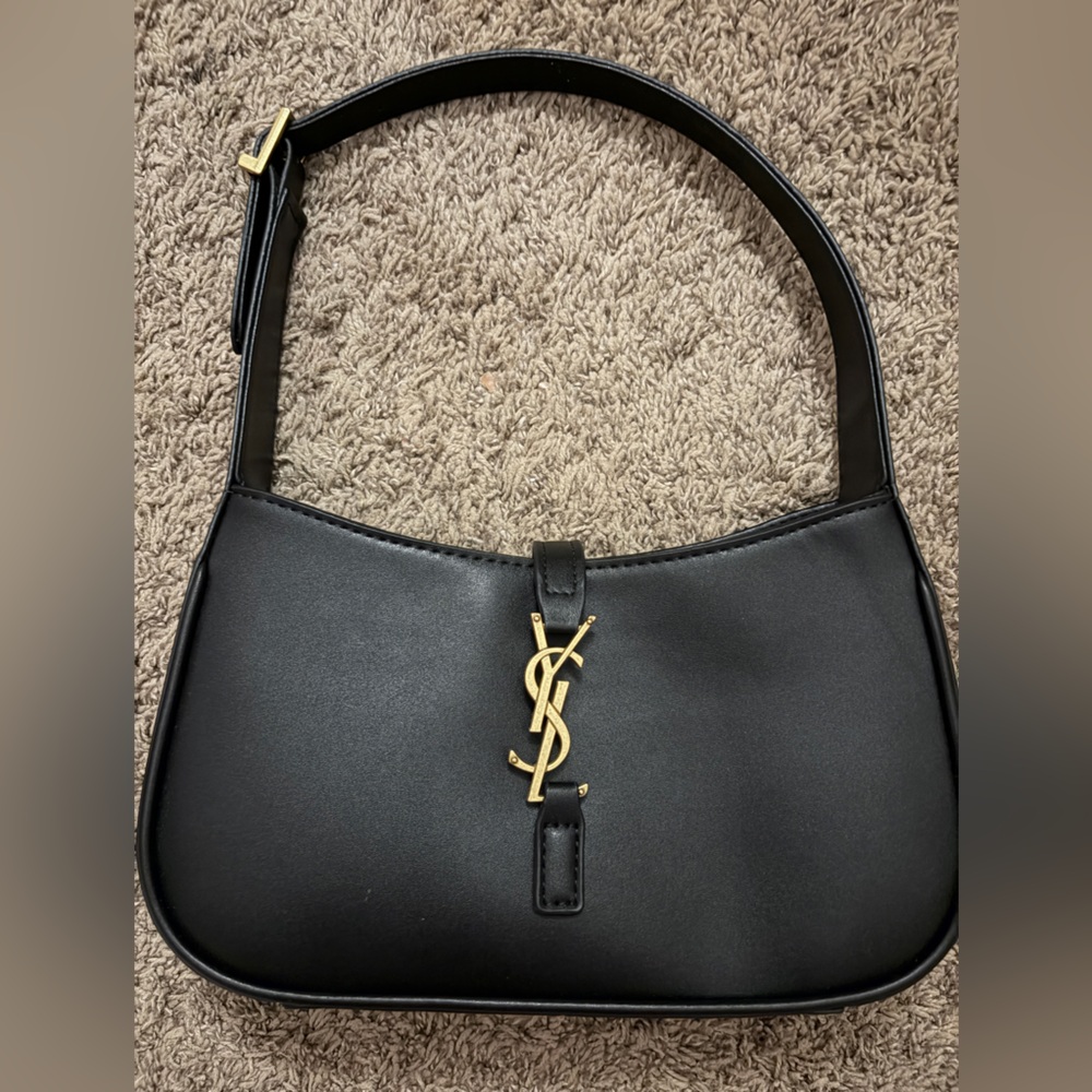Saint Laurent Black Leather Le 5 À 7 full size shoulder bag with gold emblem